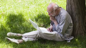 senior qui se renseigne sur la retraite progressive