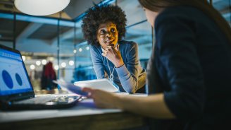 entrepreneuse qui pense aux aides financières et sociales