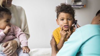 enfant qui passe un examen dans un reseau de soins