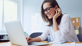 travailleuse indépendante qui pense au fonctionnement de sa retraite