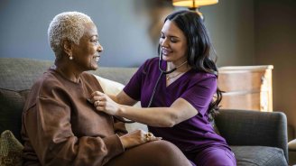 femme qui réalise un bilan de santé à 50 ans