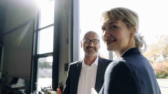 femme qui pense au nouveau modèle de management