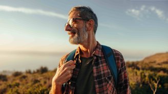 senior qui pense à son âge de départ à la retraite