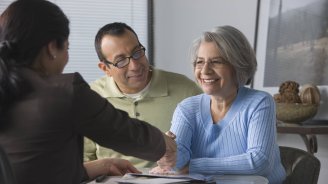 couple senior qui prépare son dossier retraite