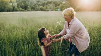 Femme senior qui calcule le montant de sa retraite