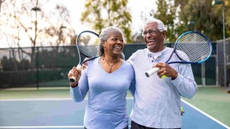 Couple senior qui prépare vie sociale avant la retraite
