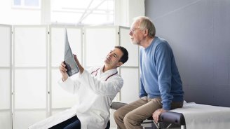 senior avec polyarthrite rhumatoïde