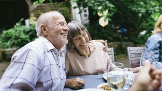 couple senior à la retraite qui pense à sa complémentaire santé