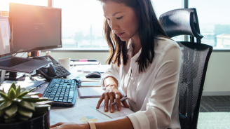 dirigeante qui calcule le coût de son contrat prévoyance collective