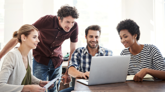 salariés qui assistent à un webinaire sur la santé mentale au travail