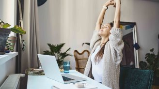 jeune femme heureuse qui prend connaissance des bonnes nouvelles santé 2025