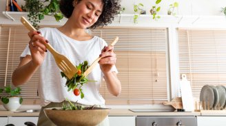 jeune femme heureuse qui prend soin de sa santé en mangeant sainement