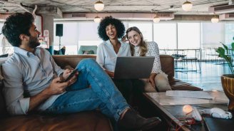 Salariés souriants en entreprise, bénéficiant de solutions pour améliorer leur pouvoir d’achat sans hausse de salaire