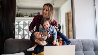 femme salariée souriante avec sa famille, bénéficiant d’une complémentaire santé qui améliore leur pouvoir d’achat