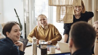 Collaborateurs découvrant les avantages de la protection sociale en entreprise