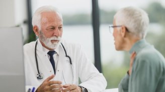 Docteur discutant de prostat avec un patient