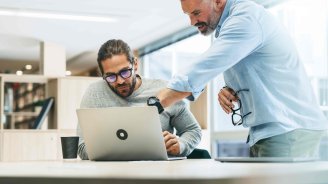 Décideurs RH et salariés en réunion – solutions pour optimiser le pouvoir d’achat