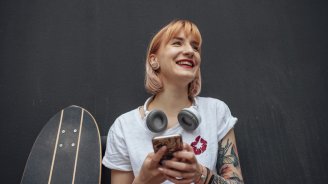 jeune femme qui pense à sa santé mentale 