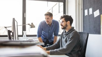  salariés d’une entreprise échangeant ensemble pour adopter une consommation santé responsable