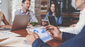 Responsables RH consultant une infographie sur les dépenses de santé en France pour mieux comprendre leur répartition et leur financement