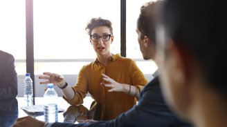 Décideurs RH échangeant avec un expert en assurance santé sur l’impact des dépenses de santé des salariés sur les cotisations d’un contrat collectif