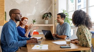 Managers et salariés d’entreprise échangeant sur des solutions pour maîtriser durablement les dépenses de santé 