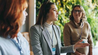 Collaborateurs d’une entreprise bénéficiant d’une protection sociale renforçant leur pouvoir d’achat