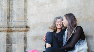 Mère avec enfant qui consulte ses droits à la retraite