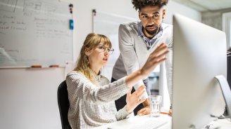 Collaborateurs d’une entreprise qui échangent sur la baisse des augmentations salariales et du pouvoir d’achat en 2025