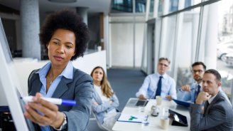 Collaborateurs en entreprise discutant, illustrant la rentrée entreprises 2025 et les nouvelles mesures fiscales et réglementaires.