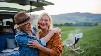 Une femme préparant un repas sain, illustrant comment l’alimentation aide à mieux vivre la ménopause et à préserver la santé. 