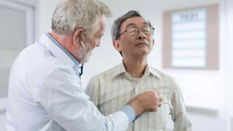 Homme chez le médecin qui se renseigne sur l'insuffisance cardiaque