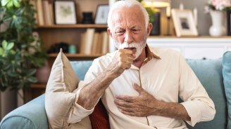 Homme qui lutte contre la broncho-pneumopathie chronique obstructive