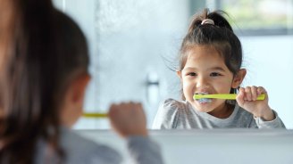 Enfant qui se brosse les dents
