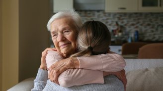 Femme qui se renseigne sur le don d'organes