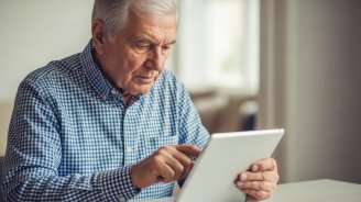 Senior qui cherche des informations sur le site cancer infos