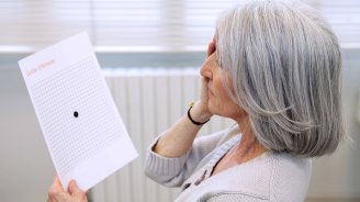 Femme senior qui consulte pour lutter contre la dégénérescence maculaire