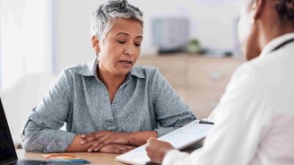 Femme qui consulte son dossier médical personnel