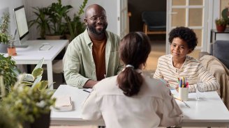 Famille qui se renseigne sur les plafonds de ressources de la complémentaire santé solidaire
