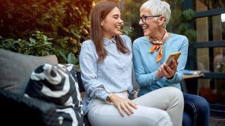 senior qui pense à son âge de départ à la retraite