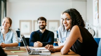Collaborateurs réunis en salle de réunion discutant des solutions pour accompagner les salariés aidants.