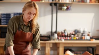 Artisan maroquinière représentant la couverture sociale des travailleurs non-salariés