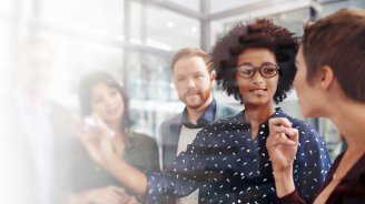 Salariés qui réfléchissent aux changements engendrés par la LFSS 2026