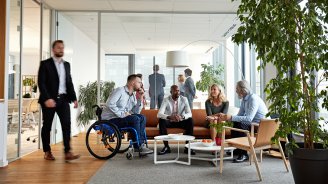 Réunion en entreprise illustrant une démarche d'inclusion et de diversité au travail
