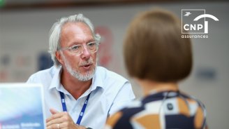Dirigeant de PME échangeant avec ses salariés sur un dispositif d'épargne salariale et retraite