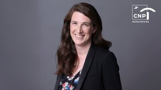 Stéphanie Cariou-Hellec, directrice générale CNP Retraite échangeant avec ses salariés sur un dispositif d'épargne salariale et retraite