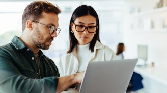 Responsable RH consultant un dossier salarié pour gérer un arrêt maladie et la portabilité des garanties santé et prévoyance.