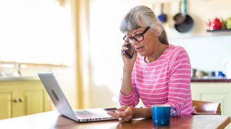 Femme senior consultant ses dépenses de santé après 65 ans