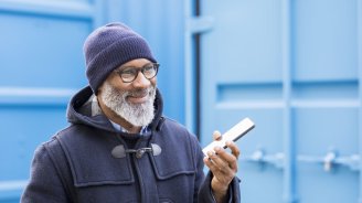 Senior consultant une application de santé numérique sur son smartphone