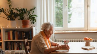 Femme senior chez elle après une hospitalisation